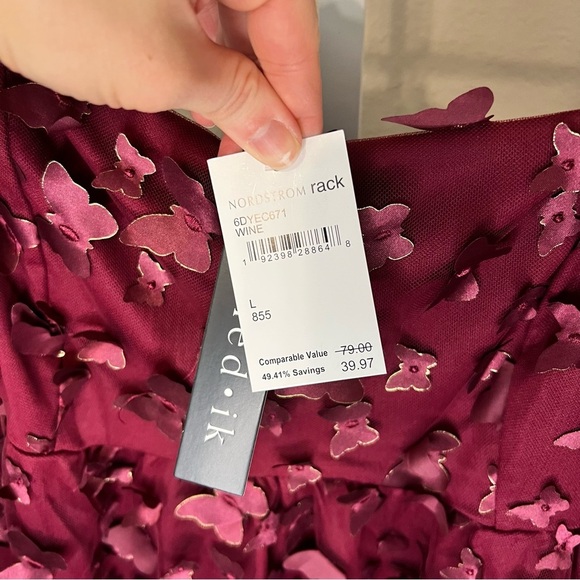 Kenedik Burgundy Dress with Butterfly Appliqué - Picture 4 of 6